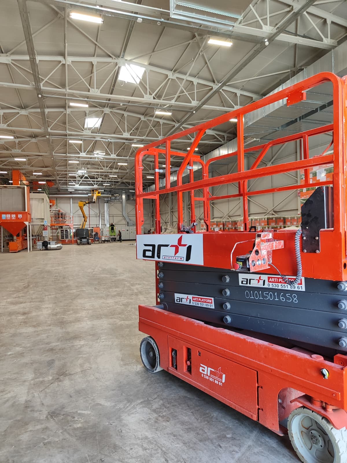 Fabrika içi platform ile tesisat çalışması